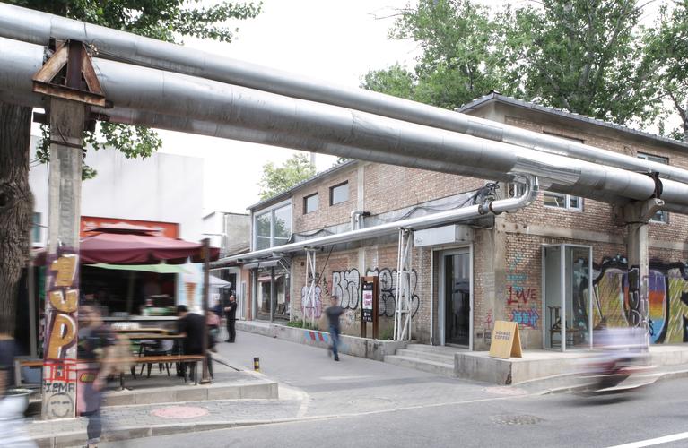 工业遗韵与品牌叙事的反向融合 北京三格科技工厂式咖啡馆走红798的底层逻辑