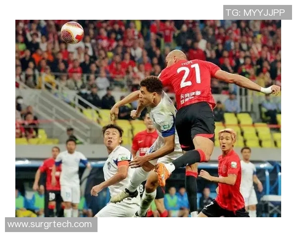 足球明星意外受伤牙齿被踢掉引发球迷热议与关注